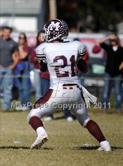Thumbnail 2 in Benton vs. Red Bud (IHSA Class 3A First Round Playoff) photogallery.