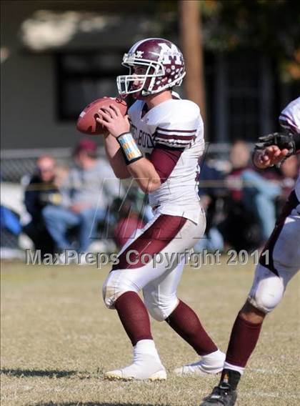 Thumbnail 2 in Benton vs. Red Bud (IHSA Class 3A First Round Playoff) photogallery.
