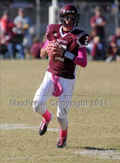 Thumbnail 1 in Benton vs. Red Bud (IHSA Class 3A First Round Playoff) photogallery.