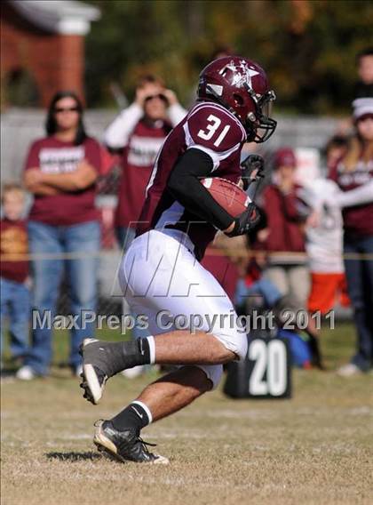 Thumbnail 2 in Benton vs. Red Bud (IHSA Class 3A First Round Playoff) photogallery.