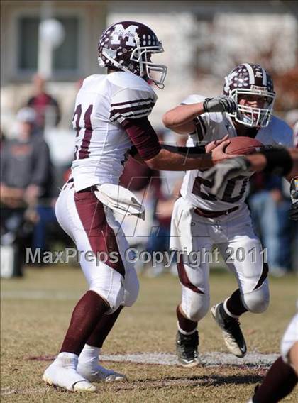 Thumbnail 1 in Benton vs. Red Bud (IHSA Class 3A First Round Playoff) photogallery.