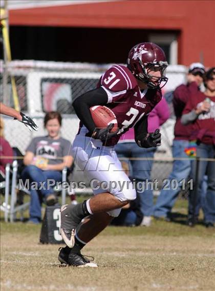 Thumbnail 2 in Benton vs. Red Bud (IHSA Class 3A First Round Playoff) photogallery.