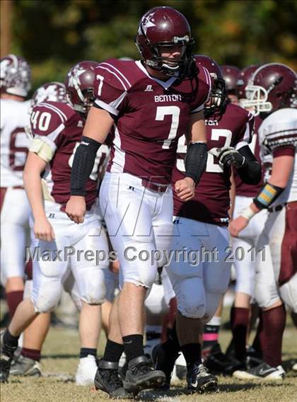 Thumbnail 2 in Benton vs. Red Bud (IHSA Class 3A First Round Playoff) photogallery.