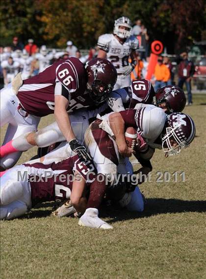 Thumbnail 2 in Benton vs. Red Bud (IHSA Class 3A First Round Playoff) photogallery.