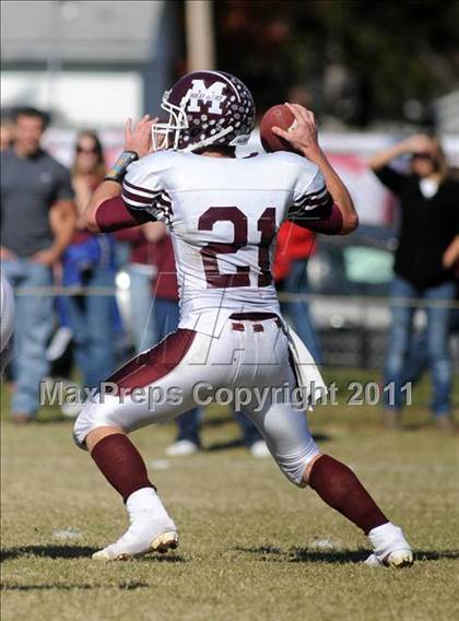 Thumbnail 3 in Benton vs. Red Bud (IHSA Class 3A First Round Playoff) photogallery.
