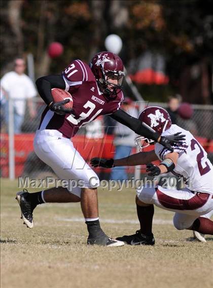 Thumbnail 2 in Benton vs. Red Bud (IHSA Class 3A First Round Playoff) photogallery.