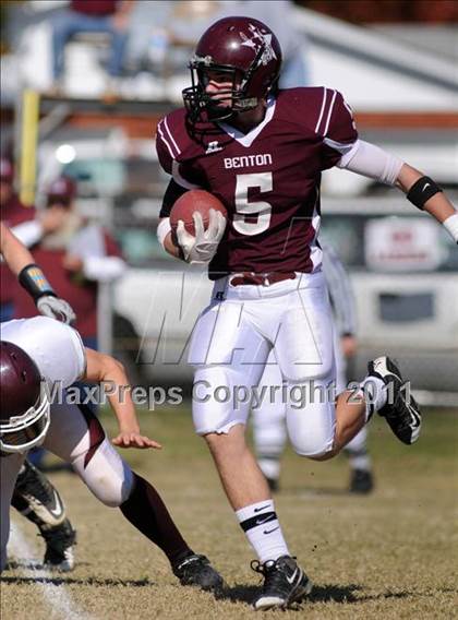 Thumbnail 3 in Benton vs. Red Bud (IHSA Class 3A First Round Playoff) photogallery.
