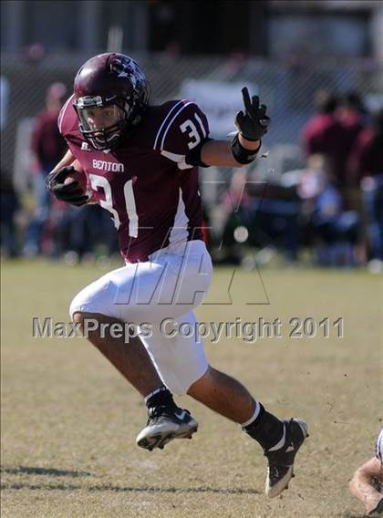 Thumbnail 3 in Benton vs. Red Bud (IHSA Class 3A First Round Playoff) photogallery.