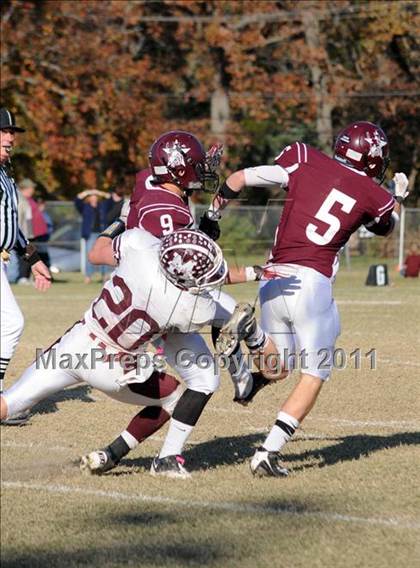 Thumbnail 2 in Benton vs. Red Bud (IHSA Class 3A First Round Playoff) photogallery.