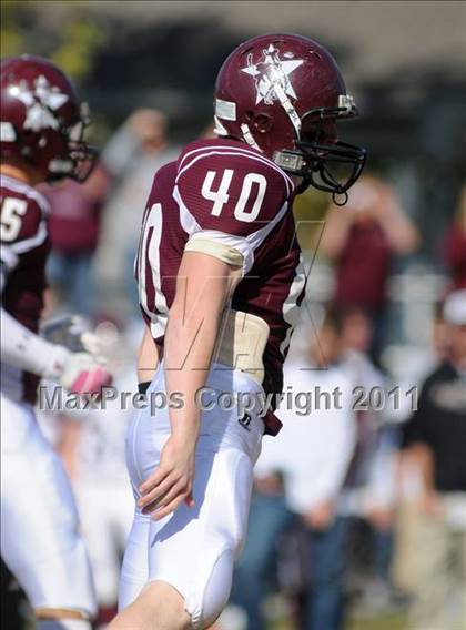 Thumbnail 2 in Benton vs. Red Bud (IHSA Class 3A First Round Playoff) photogallery.