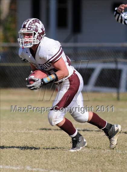 Thumbnail 2 in Benton vs. Red Bud (IHSA Class 3A First Round Playoff) photogallery.