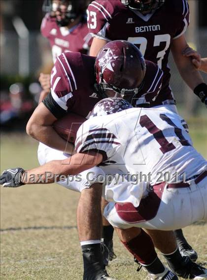 Thumbnail 2 in Benton vs. Red Bud (IHSA Class 3A First Round Playoff) photogallery.
