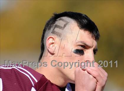 Thumbnail 2 in Benton vs. Red Bud (IHSA Class 3A First Round Playoff) photogallery.