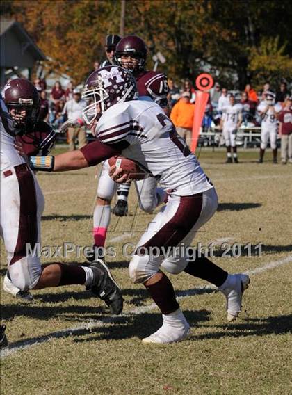 Thumbnail 2 in Benton vs. Red Bud (IHSA Class 3A First Round Playoff) photogallery.