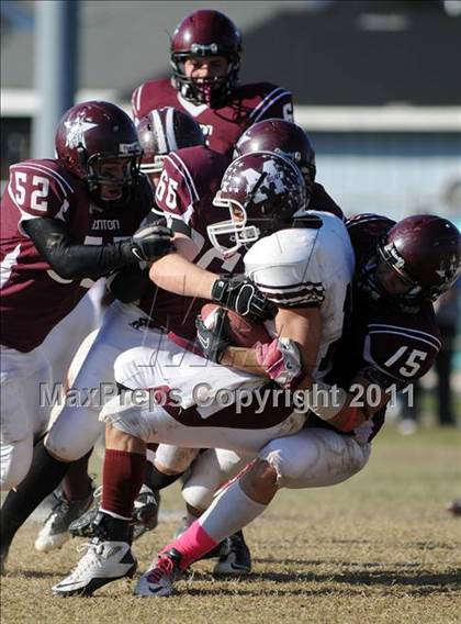 Thumbnail 1 in Benton vs. Red Bud (IHSA Class 3A First Round Playoff) photogallery.