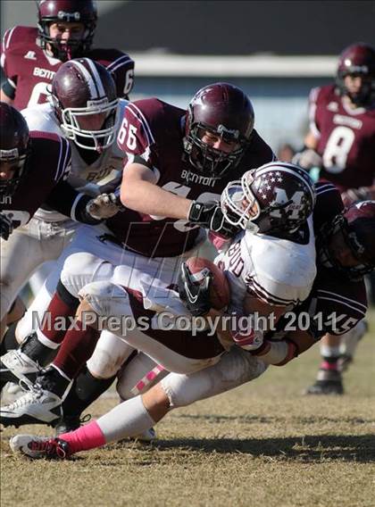 Thumbnail 2 in Benton vs. Red Bud (IHSA Class 3A First Round Playoff) photogallery.
