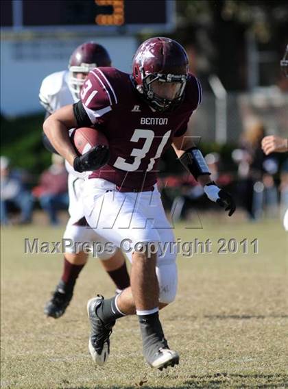 Thumbnail 2 in Benton vs. Red Bud (IHSA Class 3A First Round Playoff) photogallery.