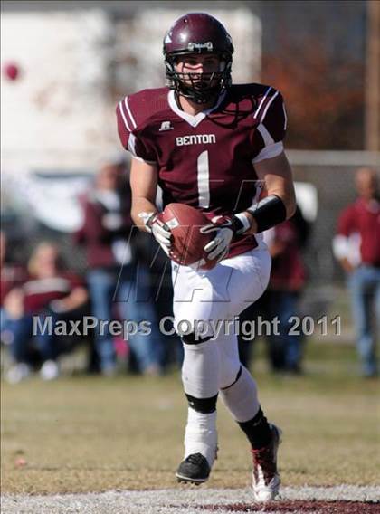 Thumbnail 3 in Benton vs. Red Bud (IHSA Class 3A First Round Playoff) photogallery.