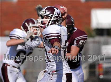 Thumbnail 3 in Benton vs. Red Bud (IHSA Class 3A First Round Playoff) photogallery.