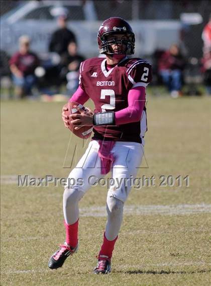 Thumbnail 3 in Benton vs. Red Bud (IHSA Class 3A First Round Playoff) photogallery.