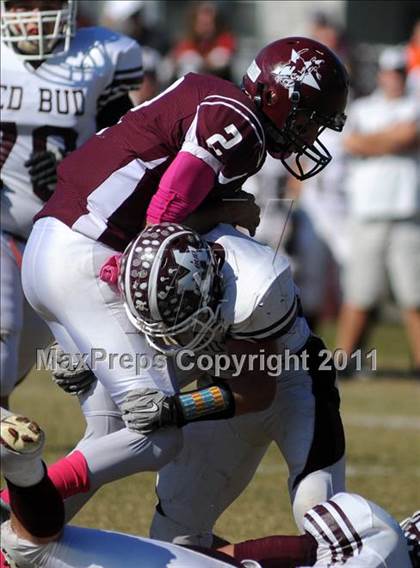 Thumbnail 2 in Benton vs. Red Bud (IHSA Class 3A First Round Playoff) photogallery.