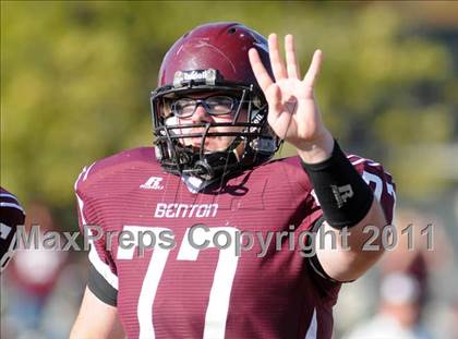 Thumbnail 2 in Benton vs. Red Bud (IHSA Class 3A First Round Playoff) photogallery.