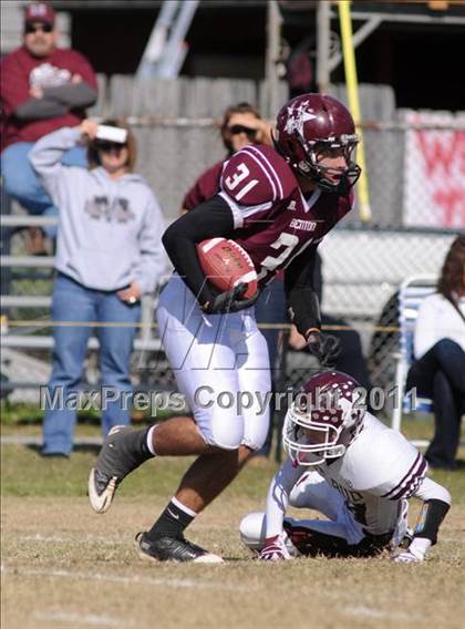 Thumbnail 1 in Benton vs. Red Bud (IHSA Class 3A First Round Playoff) photogallery.