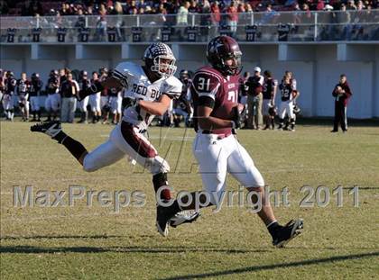 Thumbnail 2 in Benton vs. Red Bud (IHSA Class 3A First Round Playoff) photogallery.