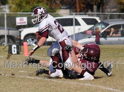 Thumbnail 2 in Benton vs. Red Bud (IHSA Class 3A First Round Playoff) photogallery.