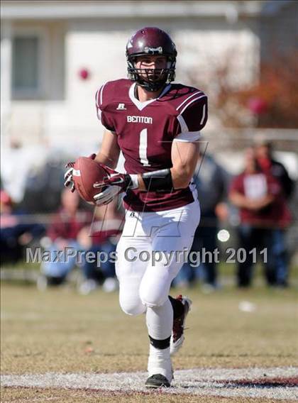 Thumbnail 1 in Benton vs. Red Bud (IHSA Class 3A First Round Playoff) photogallery.