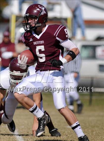 Thumbnail 2 in Benton vs. Red Bud (IHSA Class 3A First Round Playoff) photogallery.