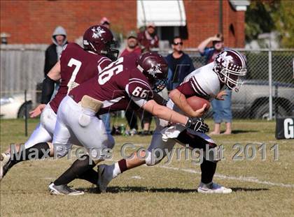 Thumbnail 2 in Benton vs. Red Bud (IHSA Class 3A First Round Playoff) photogallery.