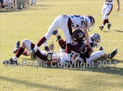 Thumbnail 1 in Benton vs. Red Bud (IHSA Class 3A First Round Playoff) photogallery.