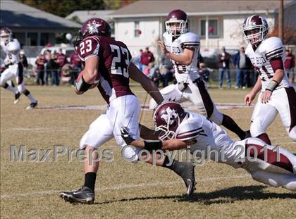 Thumbnail 3 in Benton vs. Red Bud (IHSA Class 3A First Round Playoff) photogallery.
