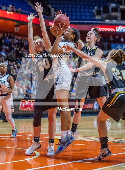 Thumbnail 2 in Hand vs. Hillhouse (CIAC Class L Final) photogallery.