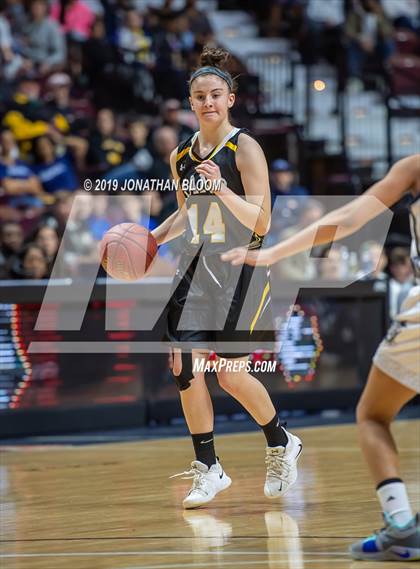 Thumbnail 2 in Hand vs. Hillhouse (CIAC Class L Final) photogallery.