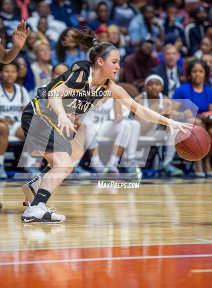 Thumbnail 3 in Hand vs. Hillhouse (CIAC Class L Final) photogallery.