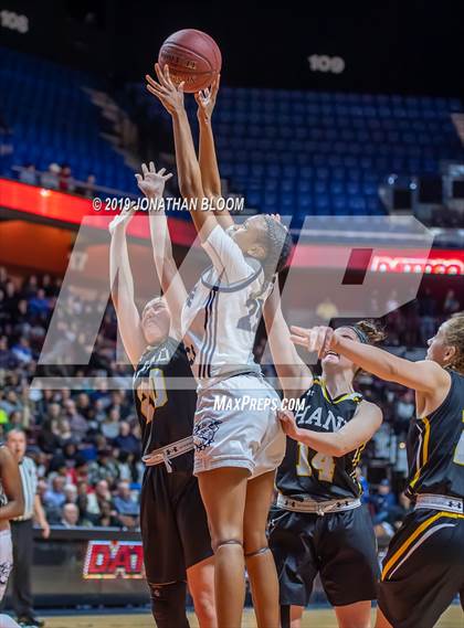 Thumbnail 1 in Hand vs. Hillhouse (CIAC Class L Final) photogallery.
