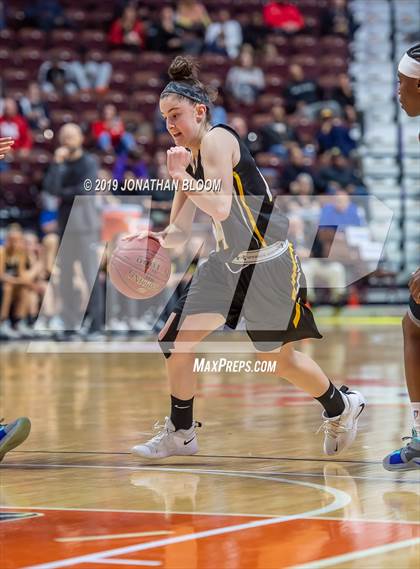 Thumbnail 3 in Hand vs. Hillhouse (CIAC Class L Final) photogallery.