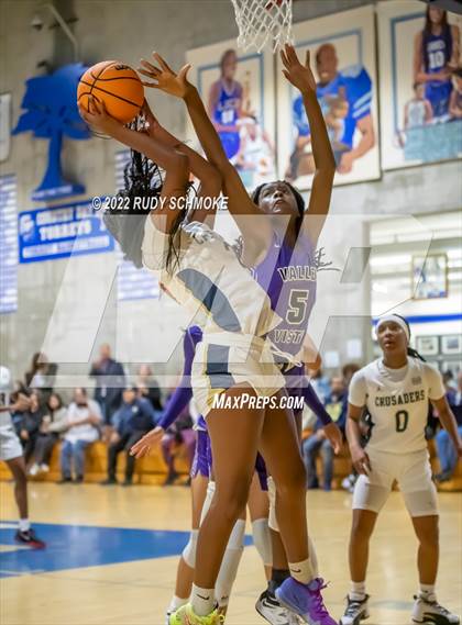 Thumbnail 2 in Mater Dei Catholic vs. Valley Vista (Sweet Sixteen Inviational Tournament) photogallery.