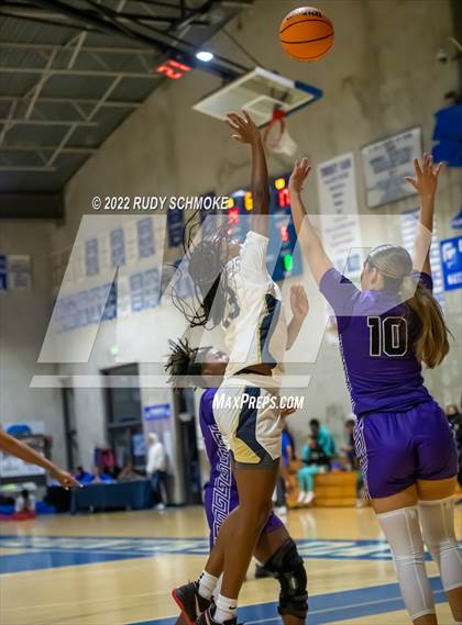 Thumbnail 2 in Mater Dei Catholic vs. Valley Vista (Sweet Sixteen Inviational Tournament) photogallery.