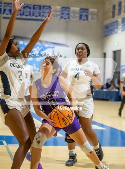 Thumbnail 2 in Mater Dei Catholic vs. Valley Vista (Sweet Sixteen Inviational Tournament) photogallery.
