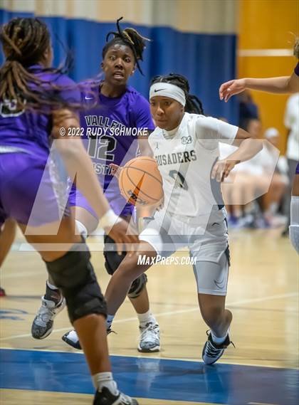 Thumbnail 2 in Mater Dei Catholic vs. Valley Vista (Sweet Sixteen Inviational Tournament) photogallery.