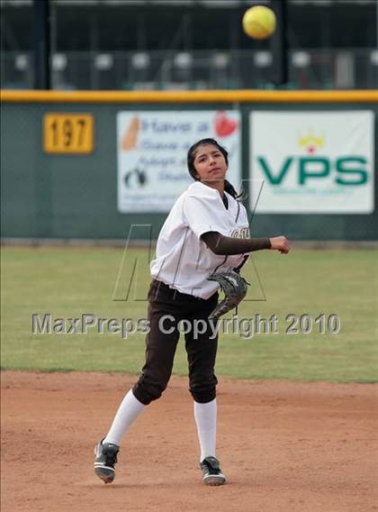 Thumbnail 2 in La Canada vs. Kennedy (T.O.Tournament) photogallery.