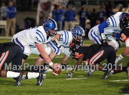 Thumbnail 3 in Van Alstyne vs. Gilmer (3A Division 2 Regional Playoff) photogallery.