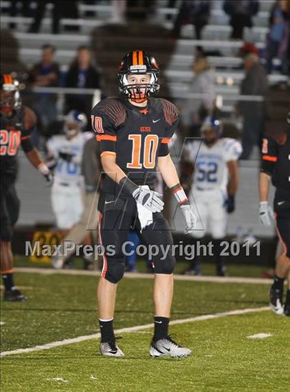 Thumbnail 1 in Van Alstyne vs. Gilmer (3A Division 2 Regional Playoff) photogallery.