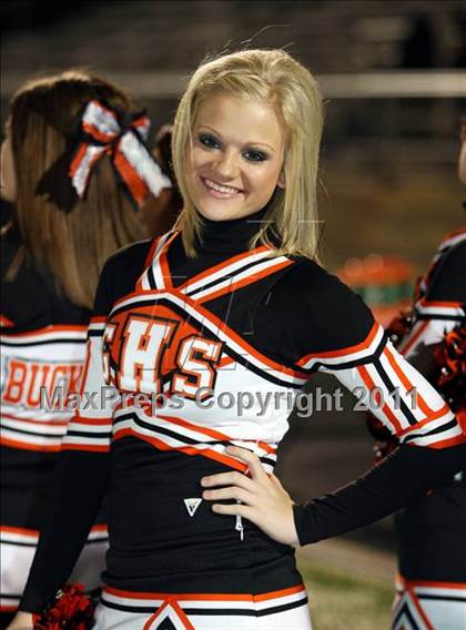 Thumbnail 2 in Van Alstyne vs. Gilmer (3A Division 2 Regional Playoff) photogallery.
