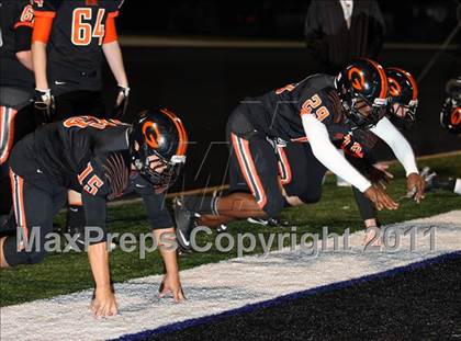 Thumbnail 2 in Van Alstyne vs. Gilmer (3A Division 2 Regional Playoff) photogallery.