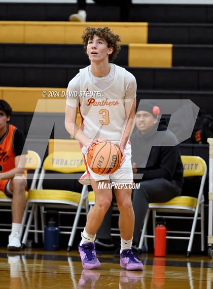 Thumbnail 2 in Marysville vs. Chico (Mel Good Holiday Classic) photogallery.