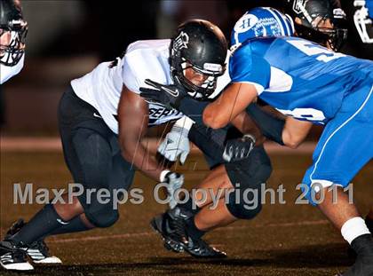 Thumbnail 2 in La Habra vs. Servite photogallery.